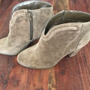 Vince Camuto Suede tan ankle boot